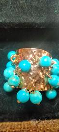 Anello con turchese regolabile.