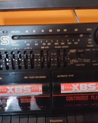 Stereo vintage con cassette e radio