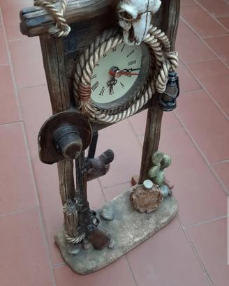 Orologio da tavolo pendolo in tema Old West
