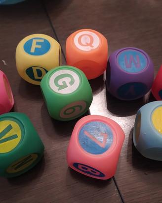 gioco cubi lettere e numeri