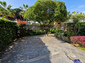 Marina di Carrara Fronte mare con corte privata