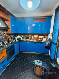 Cucina angolare colore blu