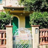 Marina di Massa: A 70 mt dal mare con giardino