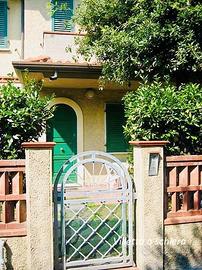 Marina di Massa: A 70 mt dal mare con giardino