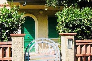Marina di Massa: A 70 mt dal mare con giardino