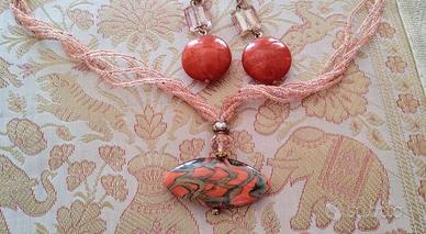 Parure collana e orecchini tonalità rosa salmone