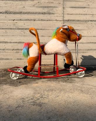 Cavallino a dondolo e con rotelle