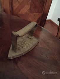 Ferro da stiro antico in ghisa