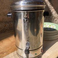 Grande caffettiera e urna