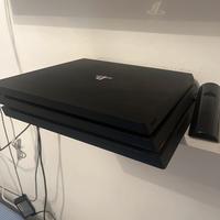 PS4 PRO con 8 giochi TRATTABILE