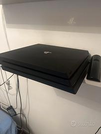 PS4 PRO con 8 giochi TRATTABILE