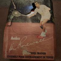 Tennis trainer anni ‘70 con pallina da tennis