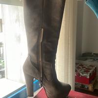 Due paia di stivali in camoscio