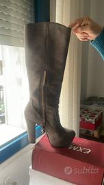 Due paia di stivali in camoscio