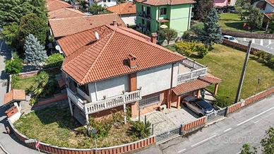 Villa di 329 m² con più di 5 locali e posto auto a