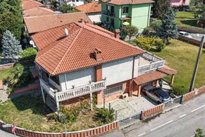 Villa di 329 m² con più di 5 locali e posto auto a