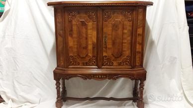 Mobile in stile spagnolo