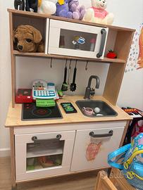 Cucina bambini con dotazioni