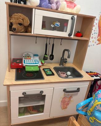 Cucina bambini con dotazioni