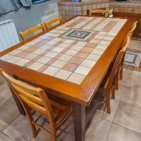 Tavolo rustico con mattonelle