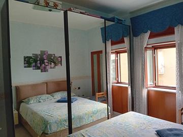 Armadio con ante scorrevoli a specchio- 250€