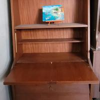 scrittoio con cassetti e mensole 