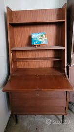 scrittoio con cassetti e mensole 