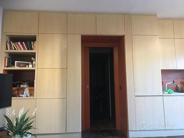 Cucina completa collegata a ponte con soggiorno