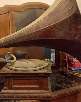 Antico grammofono a tromba da restaurare