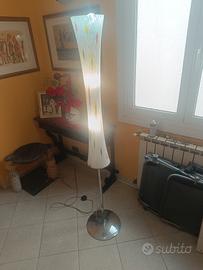 lampada da terra modello clessidra in vetro bianco