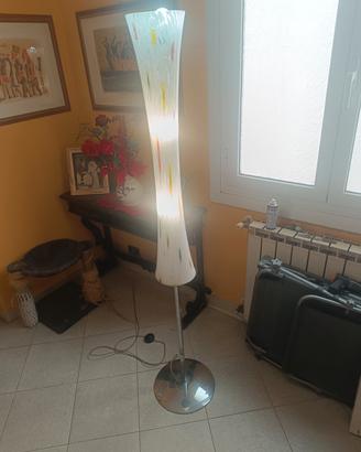 lampada da terra modello clessidra in vetro bianco