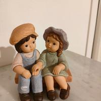Statuina goebel Nina e Marco abbracciati su panchi