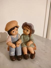 Statuina goebel Nina e Marco abbracciati su panchi