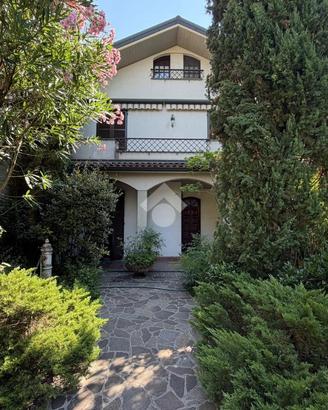 VILLA SINGOLA A PESSANO CON BORNAGO