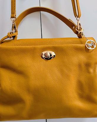 Borsa da donna vera pelle colore senape Firmata.