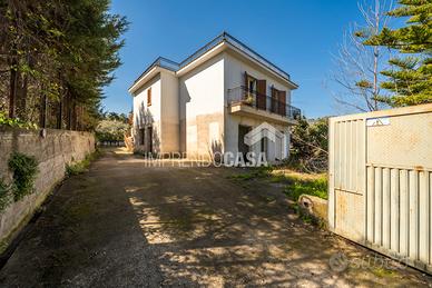 Villa Unifamiliare su 2 livelli 12 Vani 350 mq