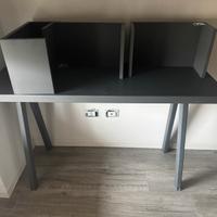 scrivania in legno abbinata con tre scaffali