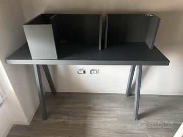 scrivania in legno abbinata con tre scaffali