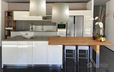 Cucina con isola.
