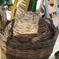 Antiche damigiane in vetro rivestite