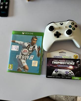 Pad Xbox One (con difetti) + FIFA 19 + Grip