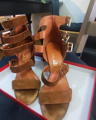 Sandali (via Roma 15 )