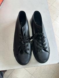 Scarpe nere nuove