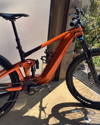 E-MTB Giant con FOX