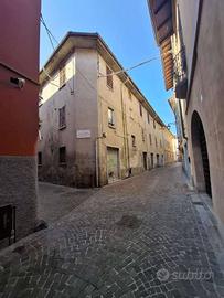 Rustico / Casale di 410 m² con più di 5 locali a T