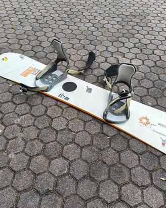 Tavola snowboard con attacchi 