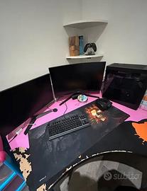 Postazione gaming completa pronta all’uso.