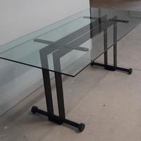 Tavolo in vetro con base in ferro 