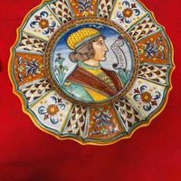 Coppia di piatti decorativi in stile maiolica