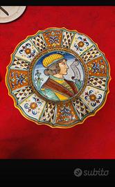 Coppia di piatti decorativi in stile maiolica